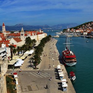 Dalmatien: TROGIR > Kreuzfahrtschiff