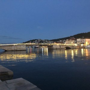 Damatien : Trogir > Beleuchtete Brücke im Abendlicht