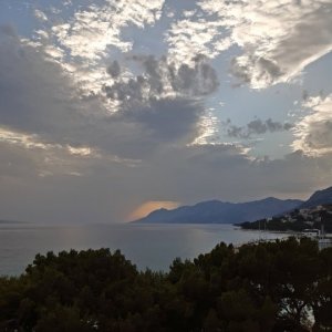Dalmatien: BASKA VODA > Sonne hinter Wolken.jpg