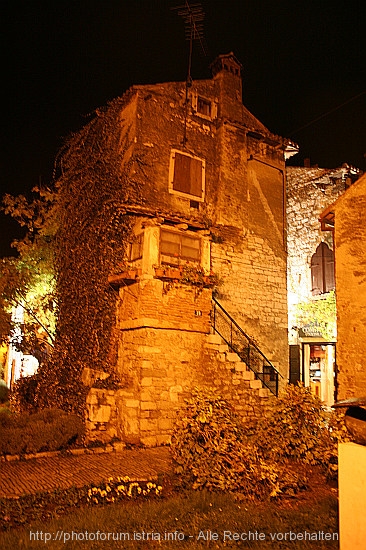 POREC-Altstadt_Decumanus_bei_Nacht_IMG_1699.jpg