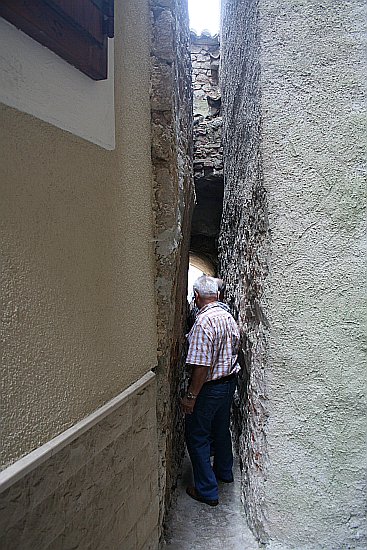 VRBNIK_Schmalste_Gasse_2008IMG_8467.jpg