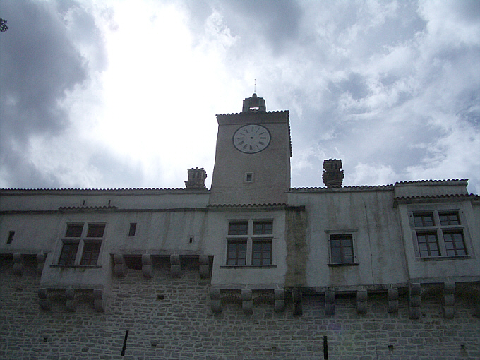 Pazin_-_Kastell_-_Turm_ohne_Uhrzeiger.jpg