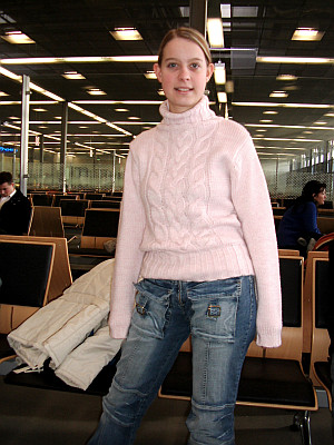 Reisebericht_u2004-12-28-004D_STR-Airport_wartende_Alex_im_Terminal.jpg