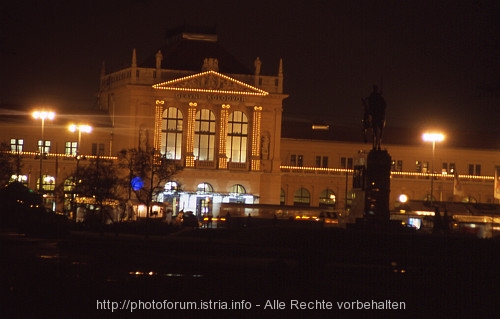 Reisebericht_u2004-12-28-083_Zagreb-Hauptbahnhof_bei_Night.jpg