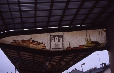 Kopie_von_u2004-12-28-019_Zagreb_Hauptbahnhof_Altstadtansicht_mit_Wappen_im_Bahnsteigdach.jpg