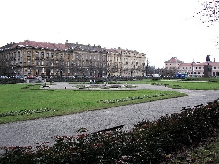 Kopie_von_u2004-12-29-032D_Zagreb-Trg_Tomislavov_mit_Huserfront_an_der_Central_Hotelseite.JPG