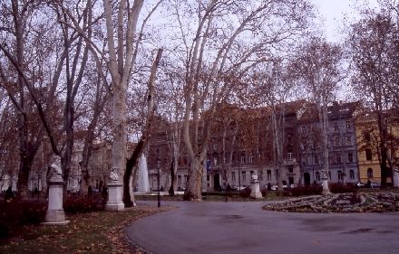 Kopie_von_u2004-12-29-117_Zagreb-Park_Zrinjevac_sdlicher_Zugang.jpg