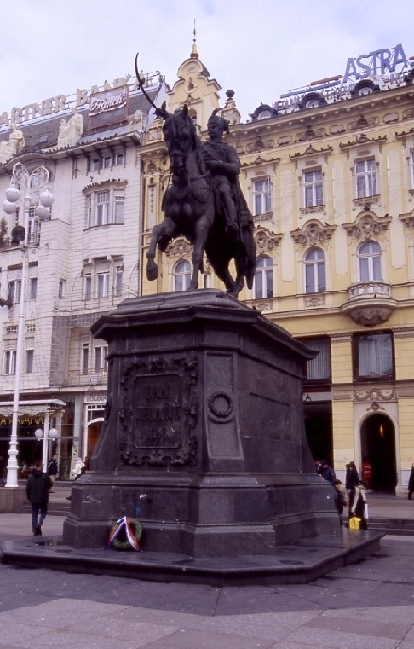 Kopie_von_u2004-12-29-137_Zagreb-Denkmal_und_Platz_Ban_Jelacic.jpg