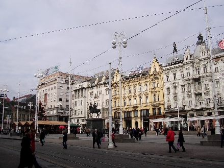 Kopie_von_u2004-12-29-141D_Zagreb-Trg_Bana_Jelacica-Denkmal_und_Platz_2.JPG