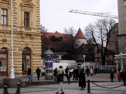 Kopie_von_u2004-12-29-146D_Zagreb-Trg_Bana_Jelacica-Blick_nach_Kaptol_auf_den_Bischofspalast.JPG