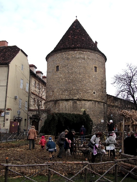 Kopie_von_u2004-12-29-156D_Zagreb-Kaptol-Eckturm_der_Umbauung_der_Kathedrale.JPG