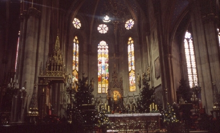 Kopie_von_u2004-12-29-163_Zagreb-Kaptol-Kathedrale_von_innen.jpg