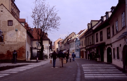Kopie_von_u2004-12-29-170_Zagreb-Kaptol-Gasse_Tkalciceva_aufwrts.jpg