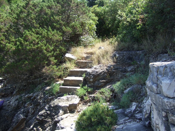 Robinson-Haus_-_die_letzten_Stufen_zum_Wasser.jpg