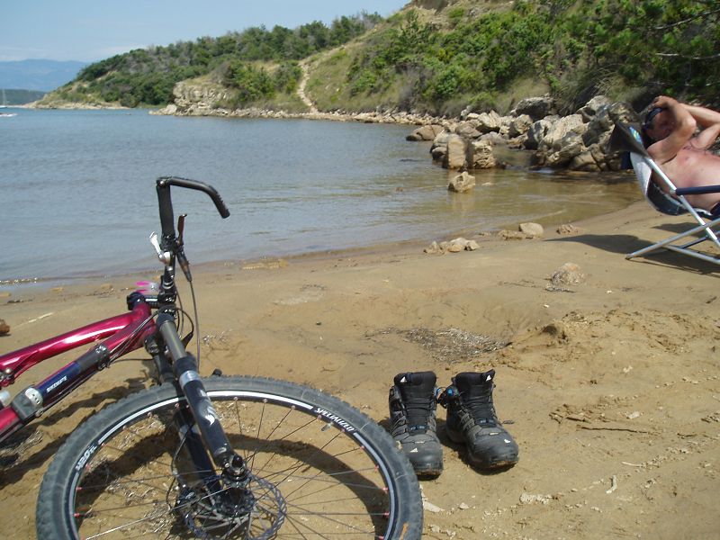 den_Gaul_durchs_Wasser_bis_zum_Wanderweg_tragen.....jpg