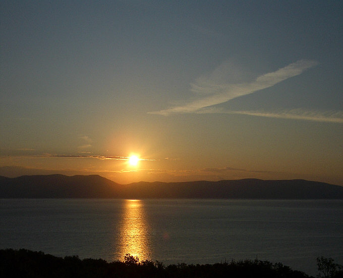 CRES-Sonnenaufgang_von_der_Ostkste_Istriens_aus_fotografiert.jpg