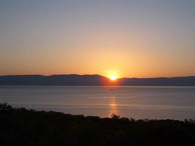 Fischerboot_im_Licht_der_aufgehenden_Sonne_vor_Cres.jpg