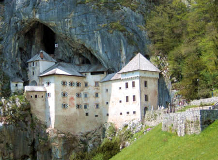 slovenia_predjama_castle.jpg