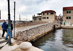 3 Brücke in die Altstadt Tribunj.jpg