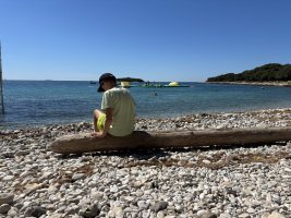 Alex nach dem Schwimmen im Meer vertieft ins Handy_klein.jpg