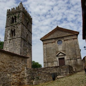 Hum mit barocker Kirche Maria Himmelfahrt und frei stehenden Kirchturm