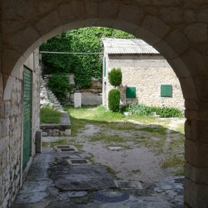 Dalmatien: KASTELA > Split> Hof