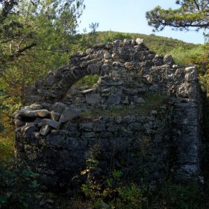 Istrien: RABAC > Ruine Kirche Sv. Hadrian