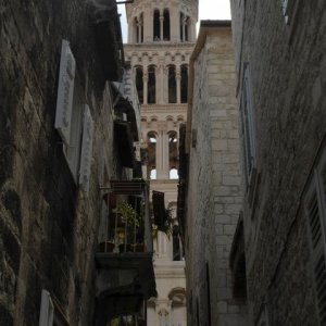 Mitteldalmatien: SPLIT > Altstadtgasse mit Blick auf Sv. Duje