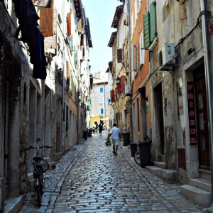 Istrien ROVINJ Altstadtgasse.JPG