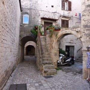 Dalmatien: TROGIR < Gasse