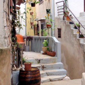 Kvarner: BASKA > Kleine Gasse in der Altstadt