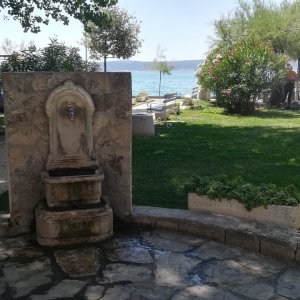 Dalmatien: Kastel Stafilic> Brunnen