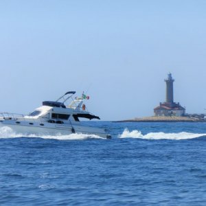 Istrien : MEDULIN > Yacht bei Leuchtturm Porer