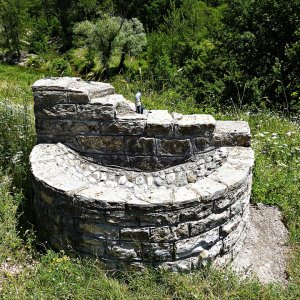 Dalmatien>Ein alter Brunnen bei der Cetinaquelle