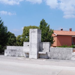 Istrien:  Nedescina < öffentlicher Brunnen