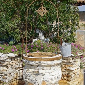 Istrien: GALIZANA > Brunnen beim Miniaturland