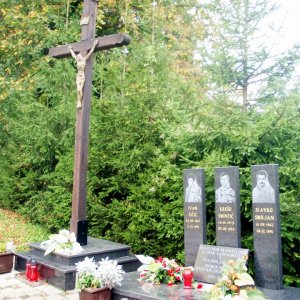 Nördliches Kroatien: CVETLIN > Kriegerdenkmal bei Wallfahrtskirche