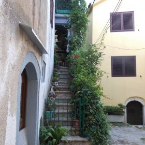 Kvarner : KRK > Vrbnik > Treppe zur Weinhandlung