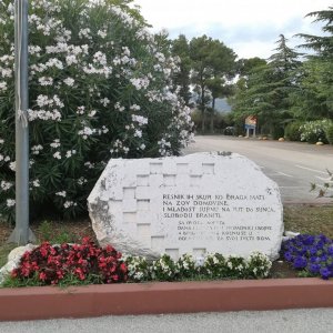 Dalmatien: Resnik> Kastel Stafilic> Gedenkstein