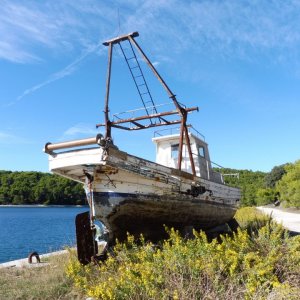 Istrien: PULA > Hafen Stinjan > altes Fischerboot