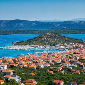 Dalmatien: MURTER > Stadt mit Hafen