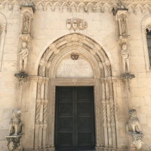 Dalmatien: SIBENIK > Dom > Figuren an der Fassade > Portal