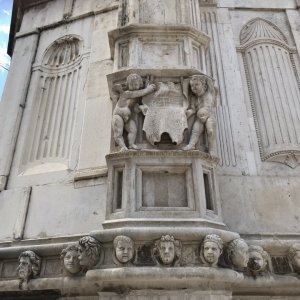 Dalmatien: SIBENIK > Dom > Figuren an der Fassade