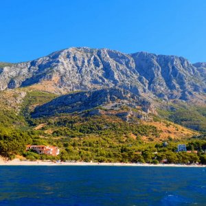 Dalmatien: Blick vom Meer auf die Berge bei Živogošće