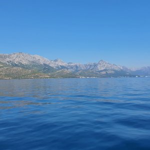 Dalmatien: Blick vom Meer auf die Berge Richtung Drvenik