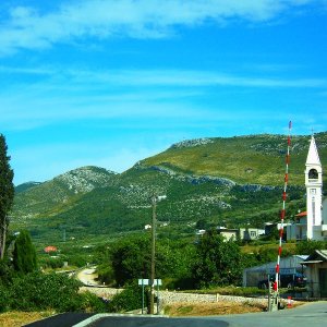 Ein Bahnübergang mit Blick auf dem Kozjak.