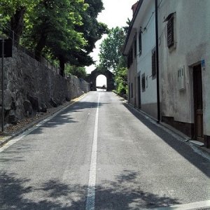 Istrien BUZET Strasse zum grossen Stadttor.JPG