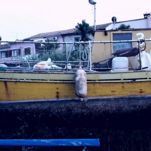 altes Boot im Hafen