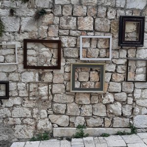 Dalmatien: SIBENIK > gerahmte Mauer