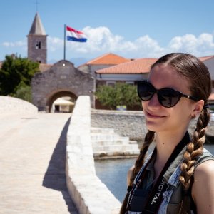 Dalmatien: NIN > Mädchen vorm Stadttor